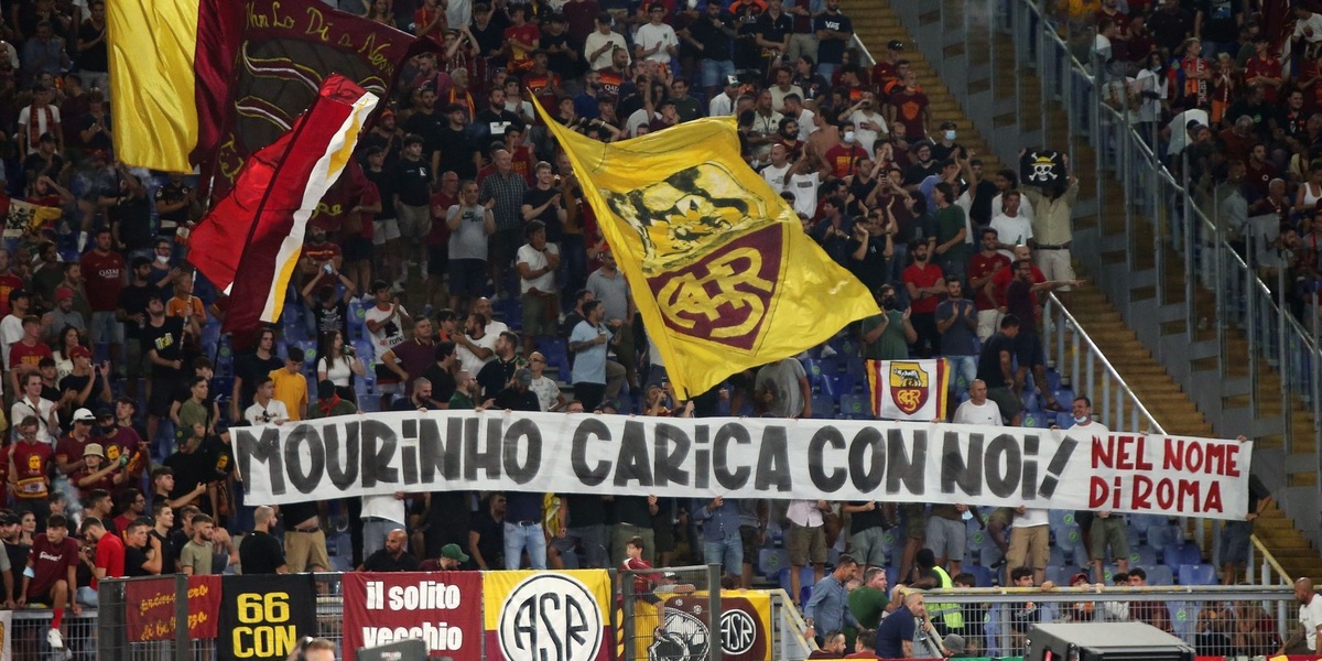 Roma, i tifosi difendono Mourinho e creano l’hashtag già in tendenza