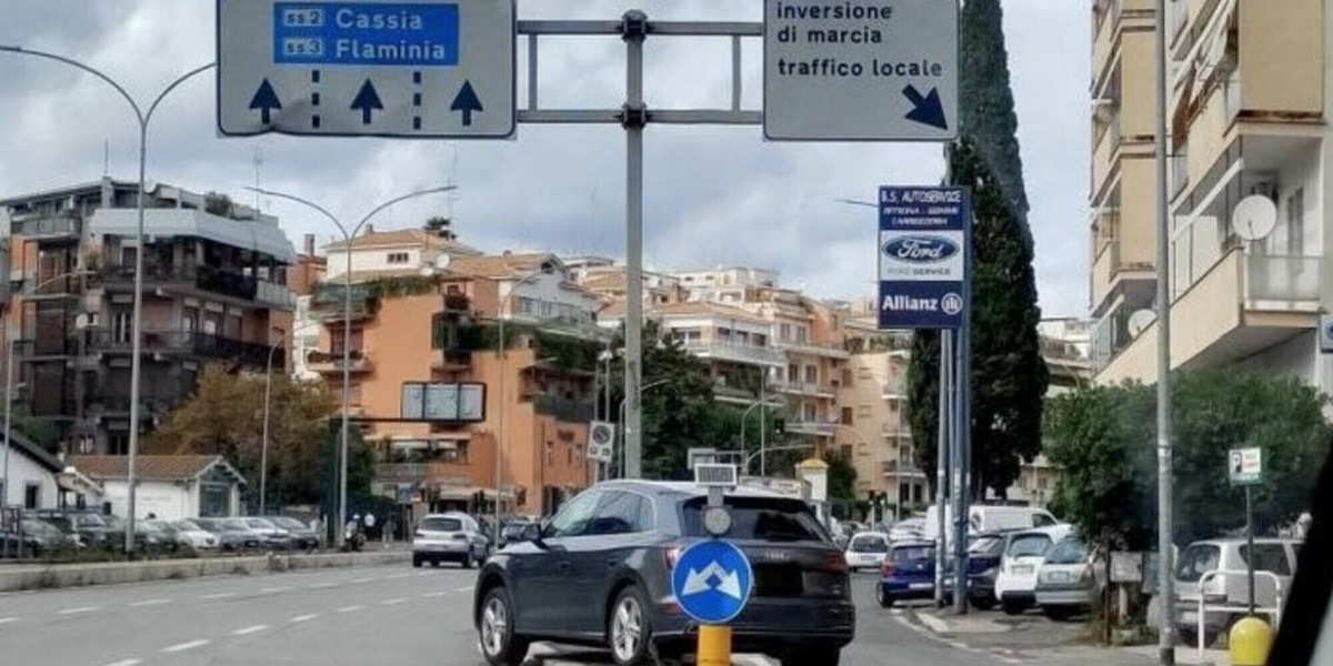 Parcheggia la macchina a Roma in mezzo a Corso Francia: la foto diventa virale