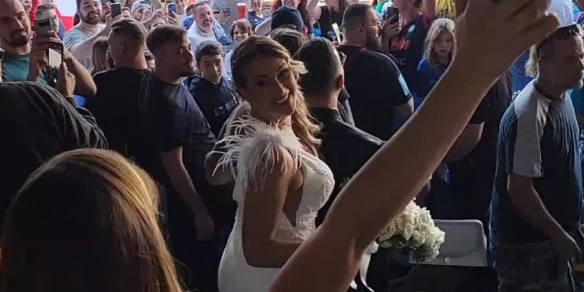 Napoli-Sassuolo, anche due sposi in curva a tifare al Maradona! VIDEO