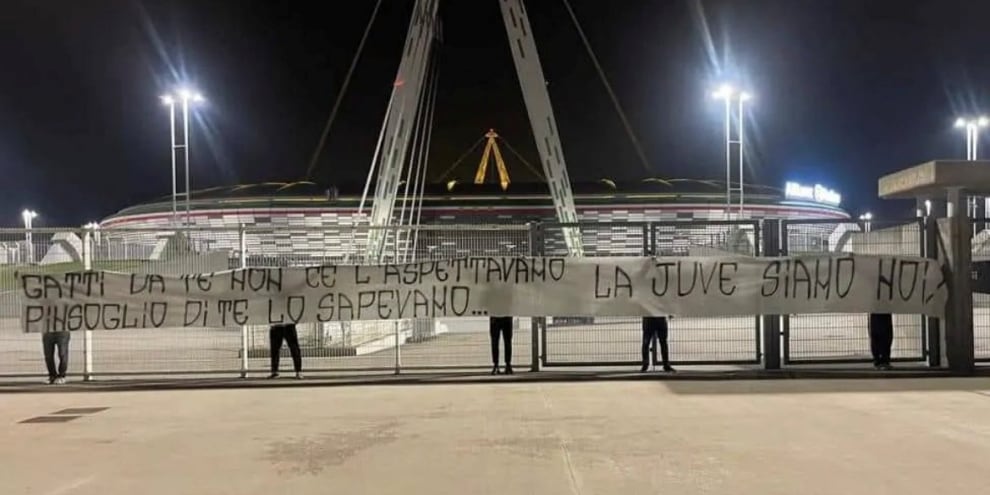 Striscione dei tifosi della Juve contro Gatti e Pinsoglio: il motivo