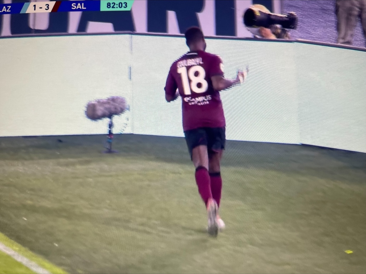 Coulibaly sommerso dai fischi dei tifosi laziali: reagisce indicando il 3-1 con le mani