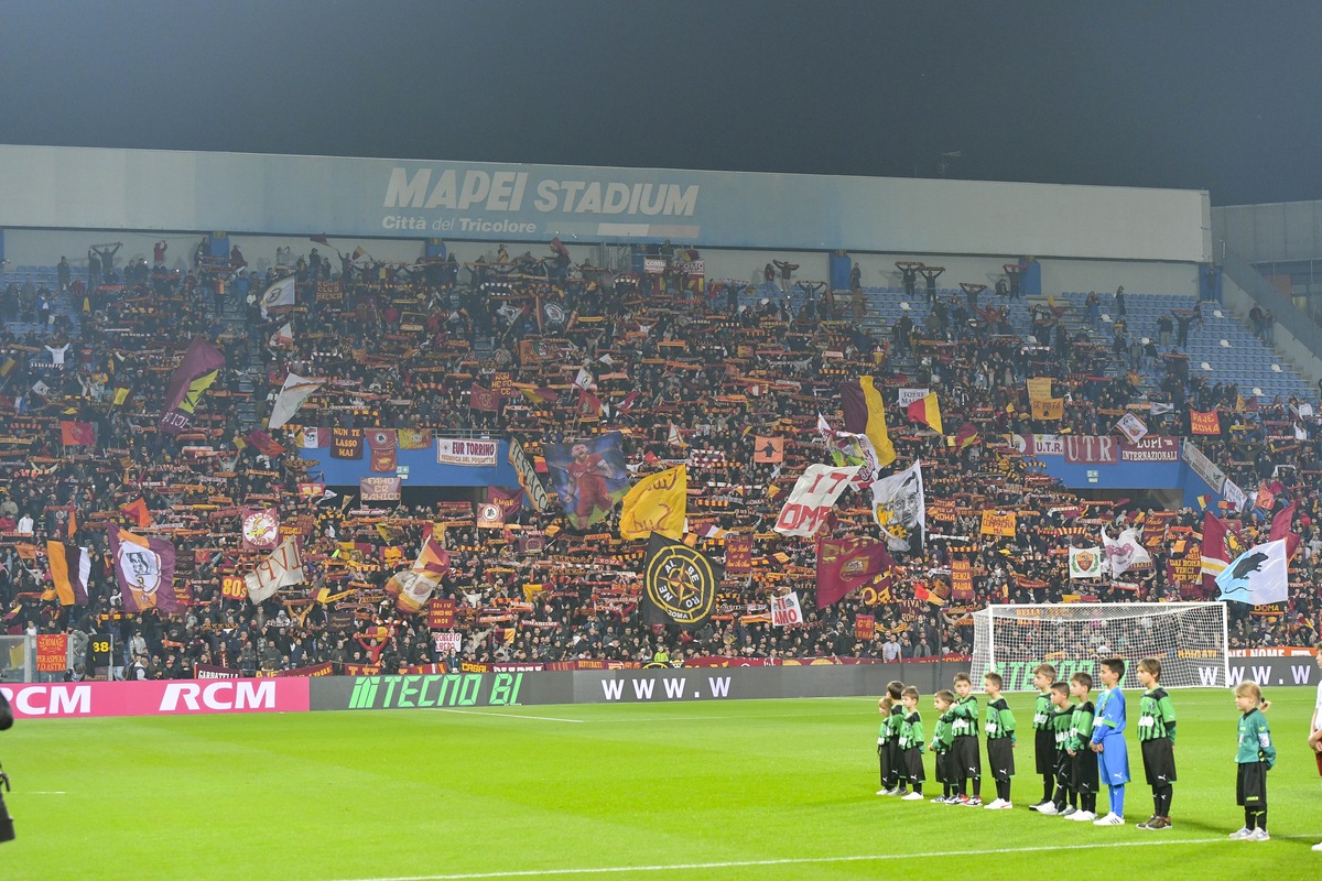 I tifosi della Roma danno spettacolo al Mapei Stadium