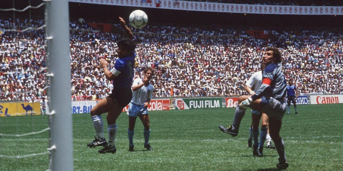 Il pallone della "mano di Dio" di Maradona venduto a una cifra pazzesca!