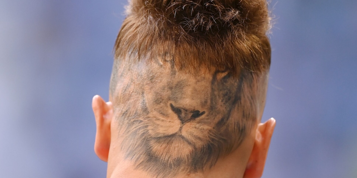 Look pazzesco, leone tatuato in testa: ecco chi è