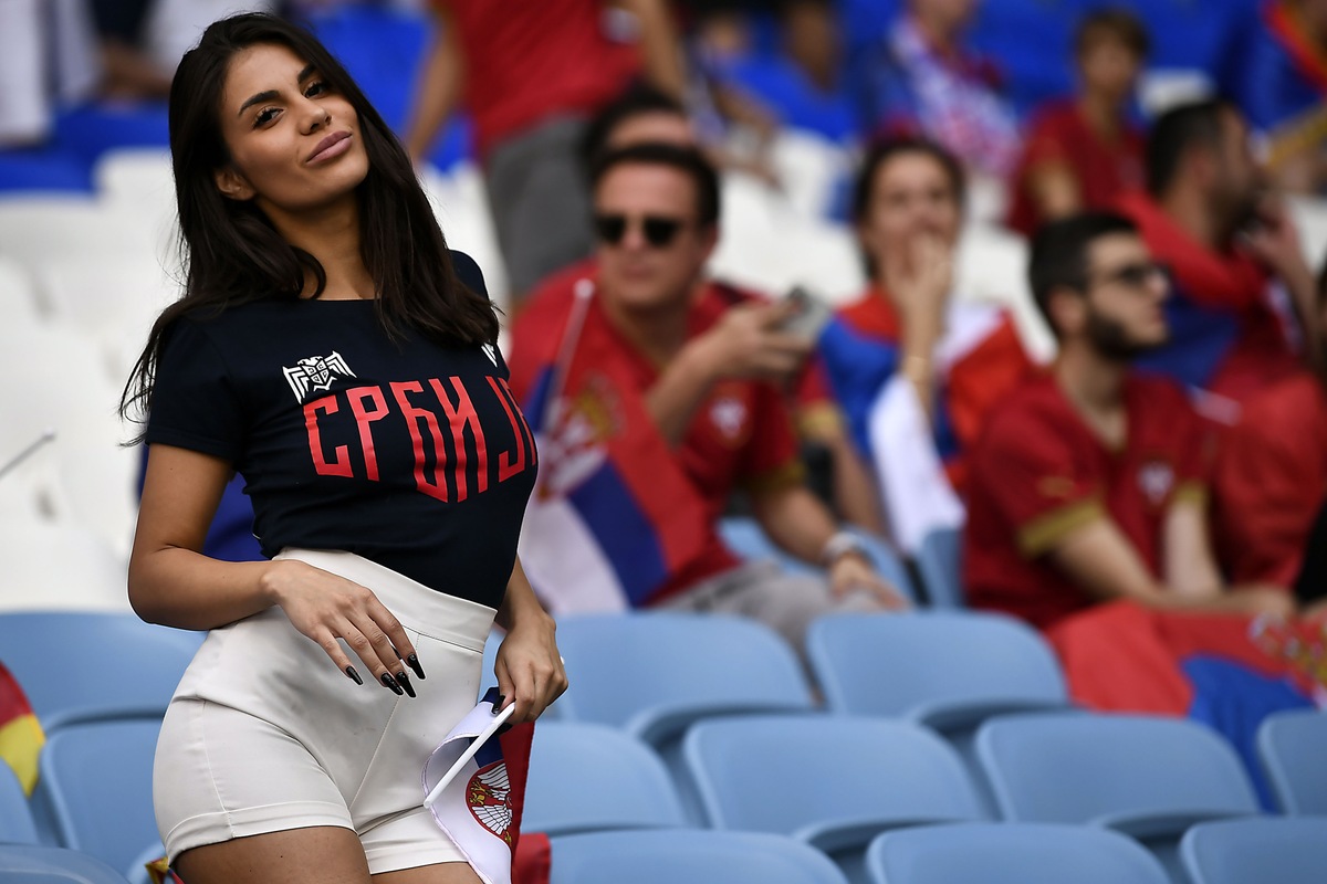 Camerun-Serbia, show sugli spalti: una misteriosa tifosa fa impazzire i social