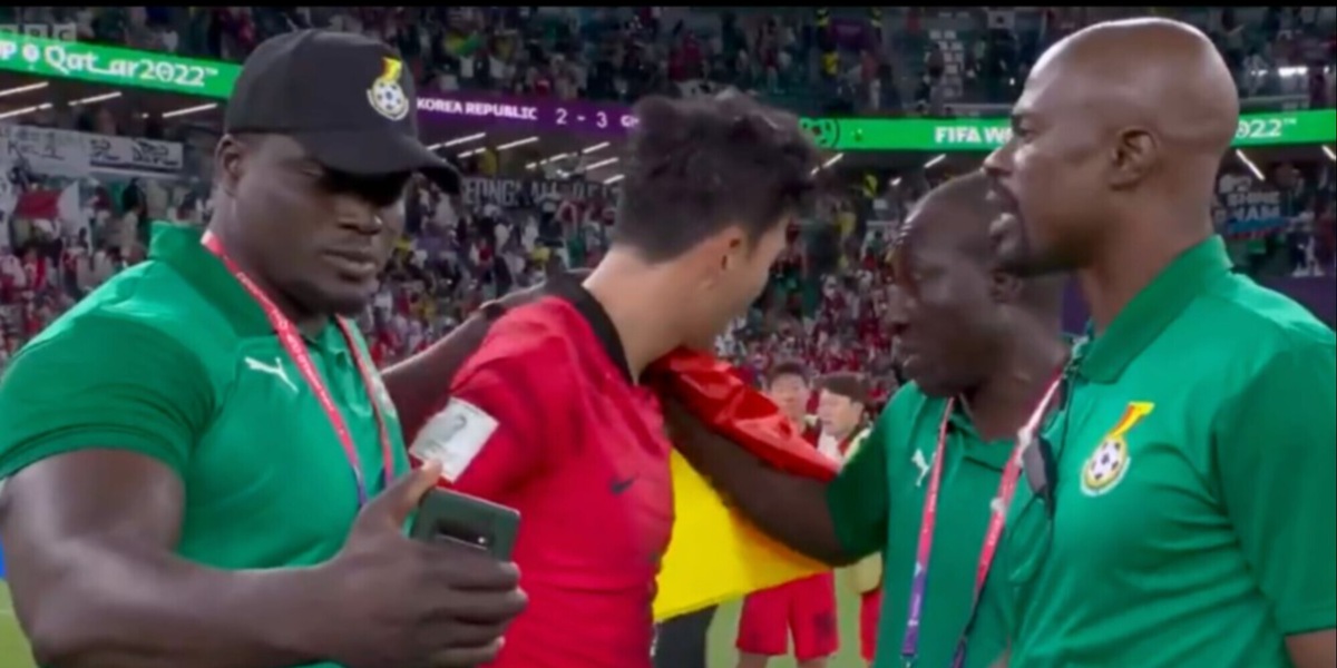 Son piange in campo, gli chiedono lo stesso un selfie: il Ghana finisce sotto accusa