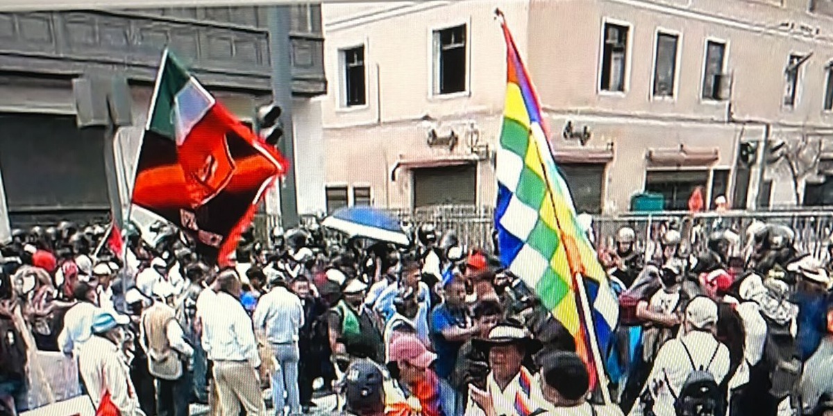 Caos politico in Perù, a Lima spunta una bandiera della Roma tra i manifestanti