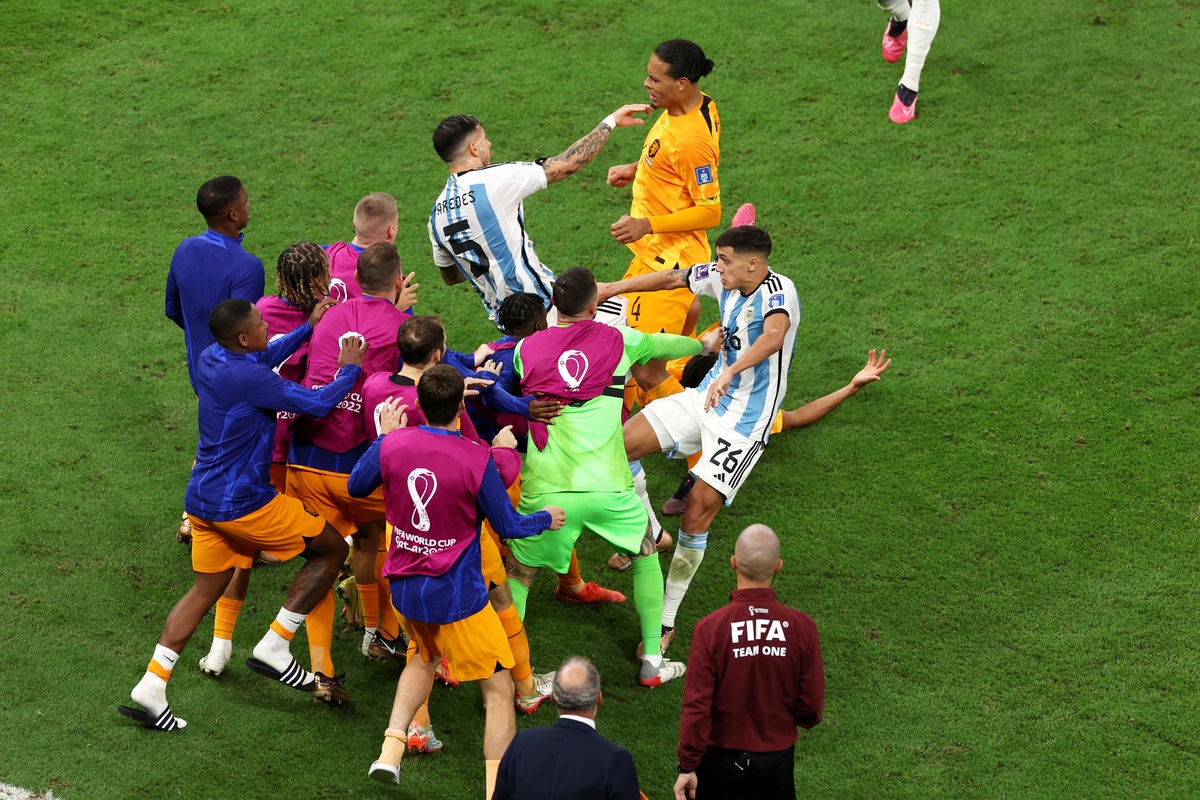 Paredes, il gesto folle che scatena la maxi rissa in Olanda-Argentina