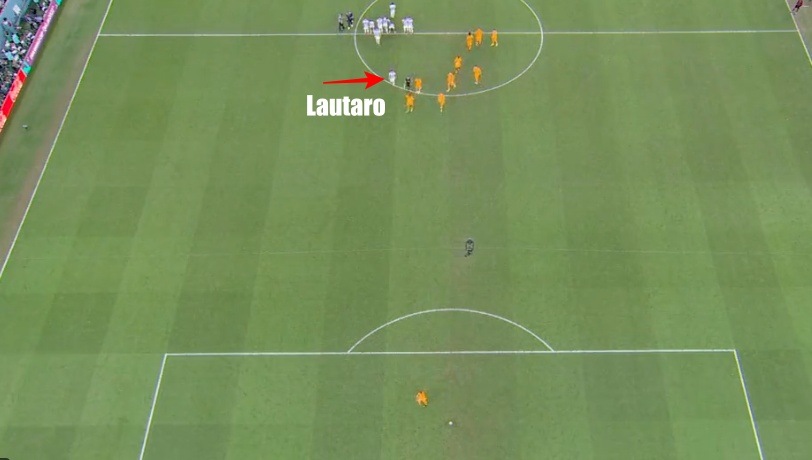 Olanda-Argentina, almeno quattro olandesi accerchiano Lautaro Martinez prima del rigore: la fotosequenza