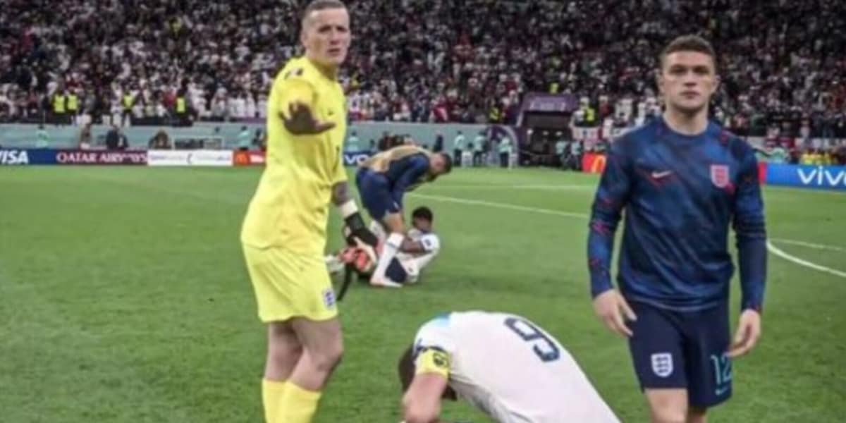 Kane distrutto dopo il rigore fallito ai Mondiali, il gesto di Pickford diventa virale