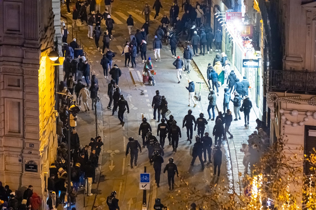 Francia, festa ma anche tensioni in piazza a Parigi: scontri con la polizia