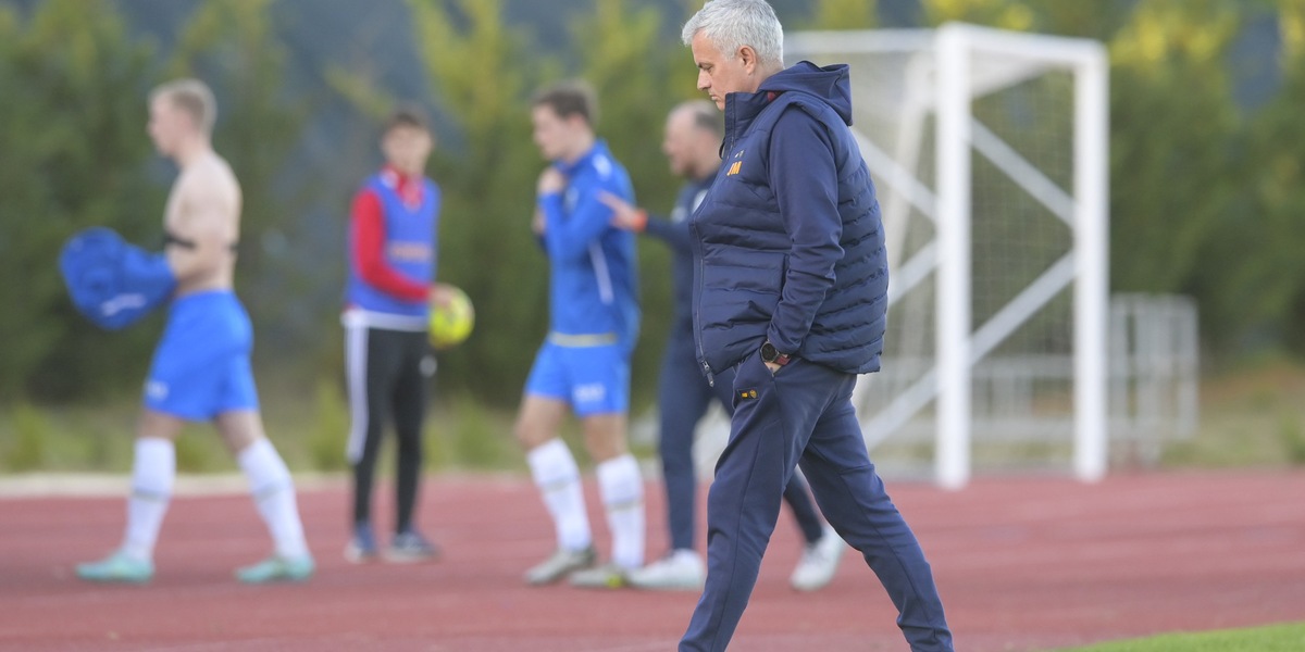 Roma, Mourinho resta in Portogallo. I saluti e l'assalto dei giornalisti portoghesi