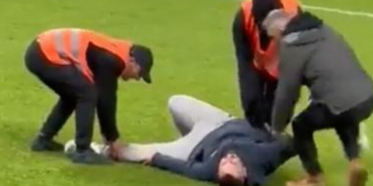 Invade il campo ma il risultato è un disastro, alla fine però il colpo di scena: lei resta senza parole