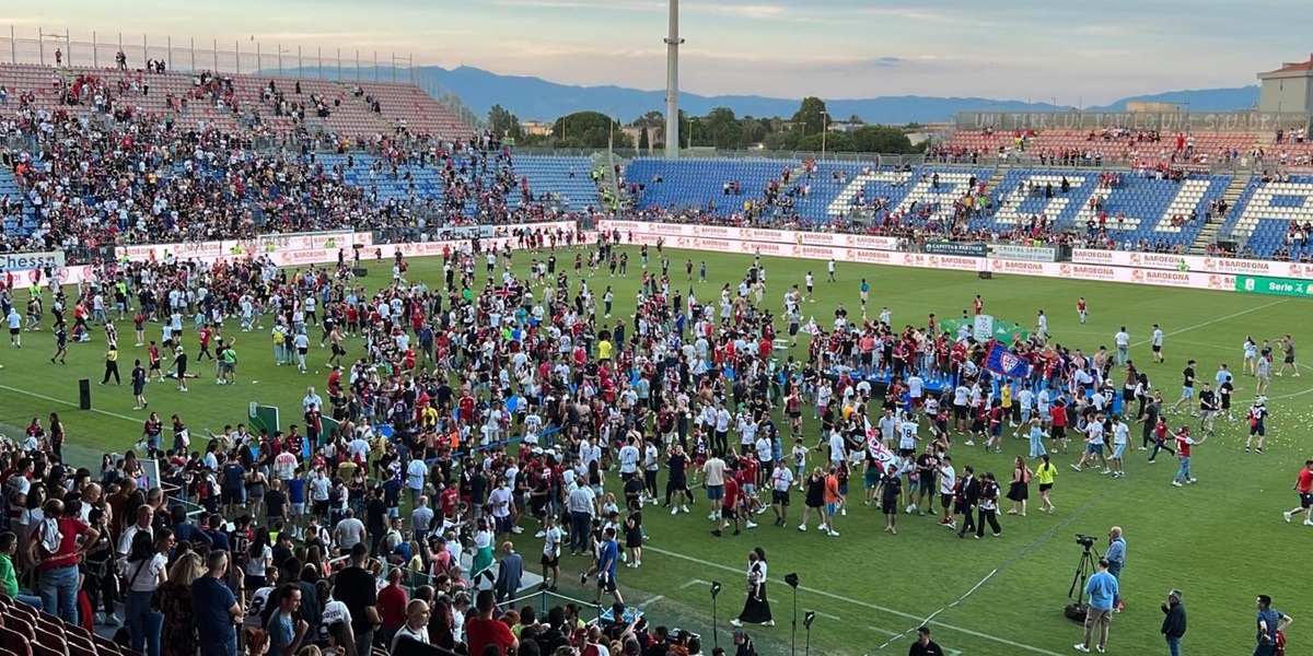 Cagliari, rubano la coppa dopo la premiazione per la promozione in Serie A