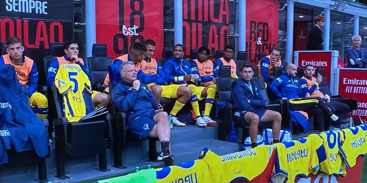 Diluvio prima di Milan-Verona, le magliette stese ad asciugare in panchina