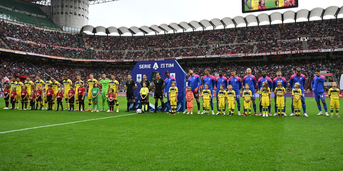 Cori durante il minuto di silenzio per Milan-Verona: monta l'indignazione sui social