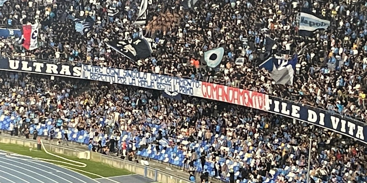 La curva del Napoli risponde a Osimhen: lo striscione allo stadio