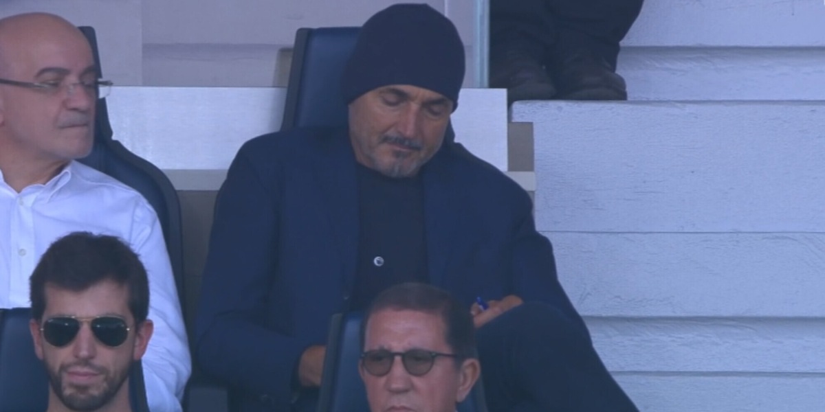 Spalletti "beccato" dalle telecamere: prende appunti durante Atalanta-Juve