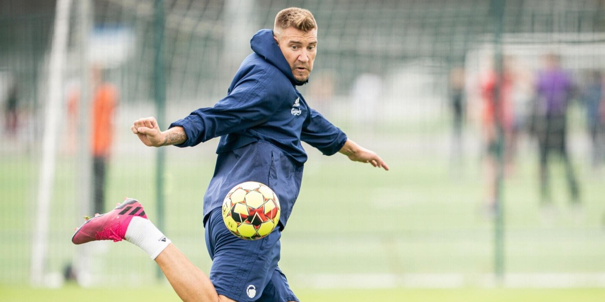 Bendtner allenatore? La risposta è incredibile: "Non avrei weekend liberi"