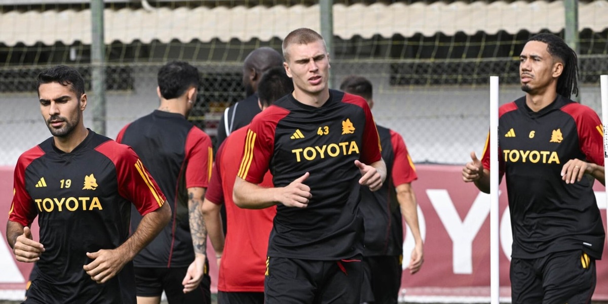 Roma, che sorpresa: c'è Smalling in gruppo!