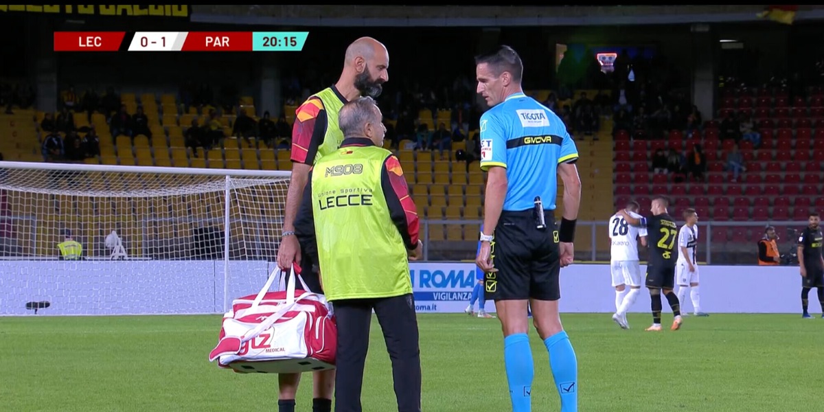 Incredibile in Lecce-Parma, l’arbitro va ko! Entra Feliciani al suo posto