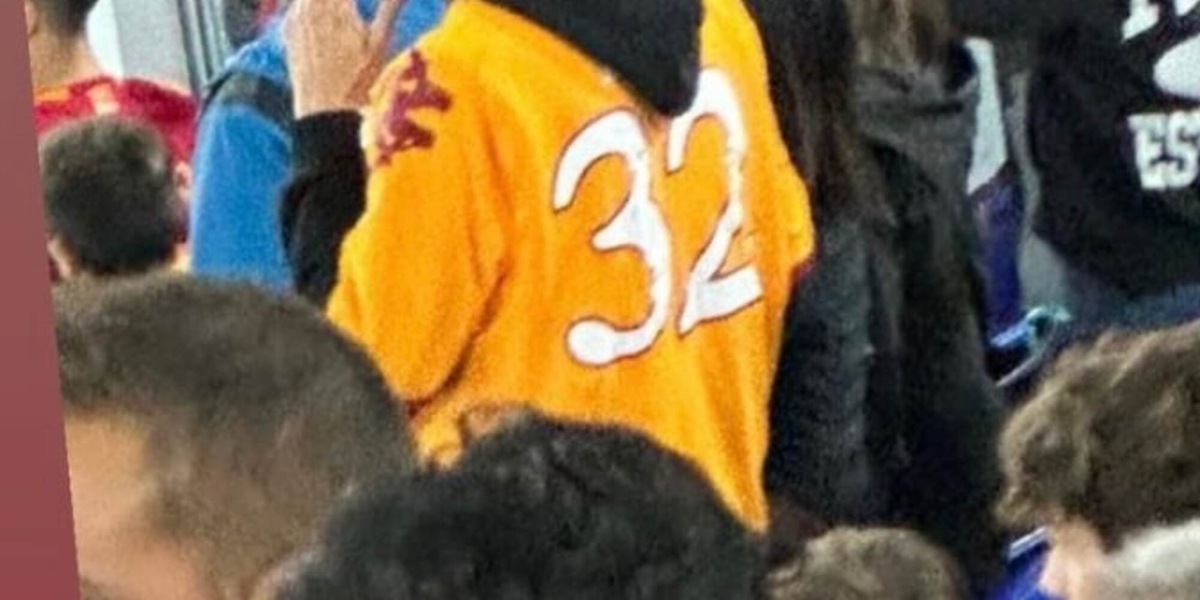 Ex romanista si emoziona per la sua maglia allo stadio, lo riconoscete?