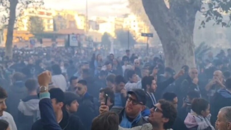 Tifosi della Lazio a Ponte Milvio: bandiere e cori prima del derby