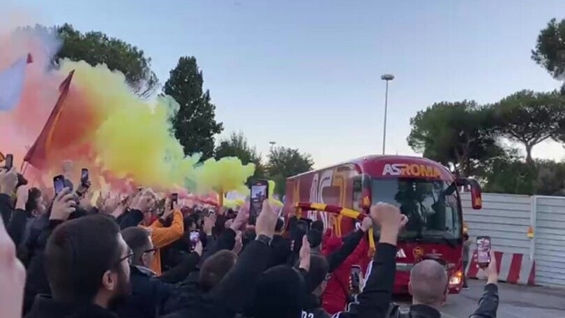 Derby, l'arrivo del pullman della Roma all'Olimpico