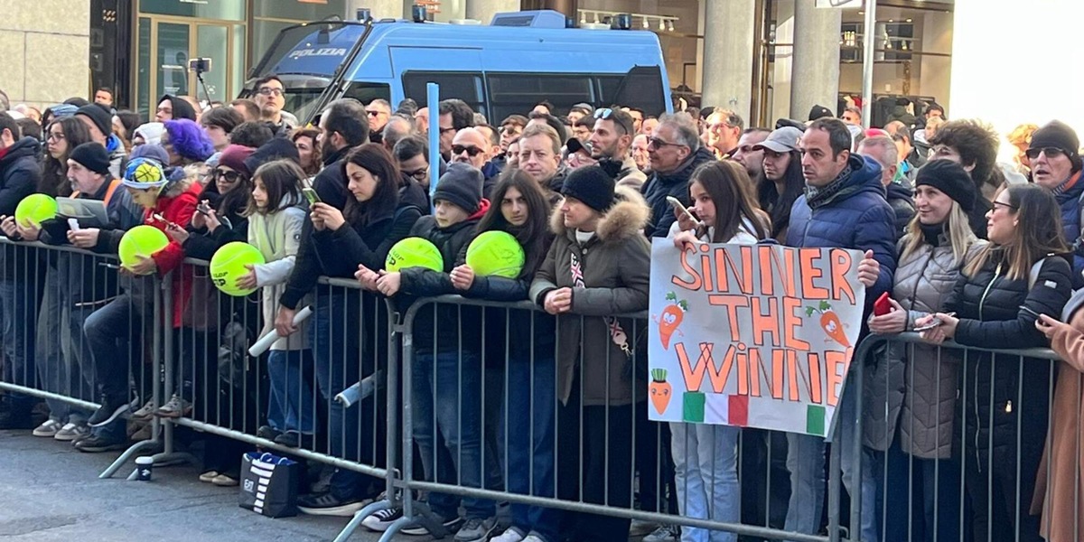 Torino impazzita, centinaia di tifosi davanti all'hotel di Sinner