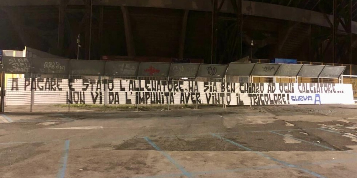 Napoli, striscione della Curva A alla squadra: "Ha pagato l'allenatore ma..."