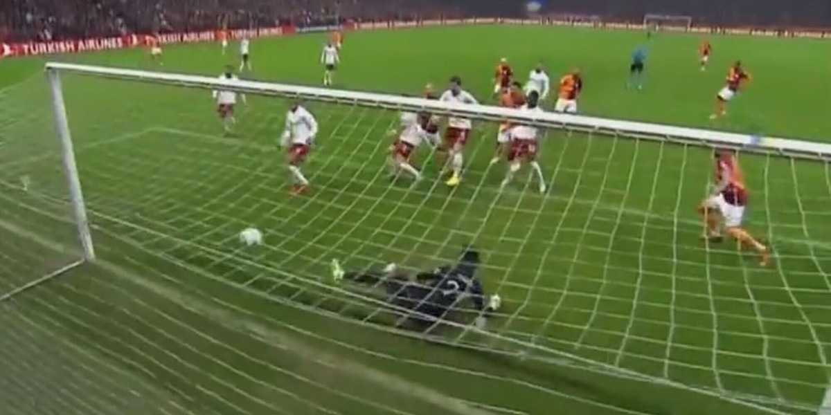 Papera di Onana: pari United. Il Psv rimonta il Siviglia, l'Arsenal fa 6 gol