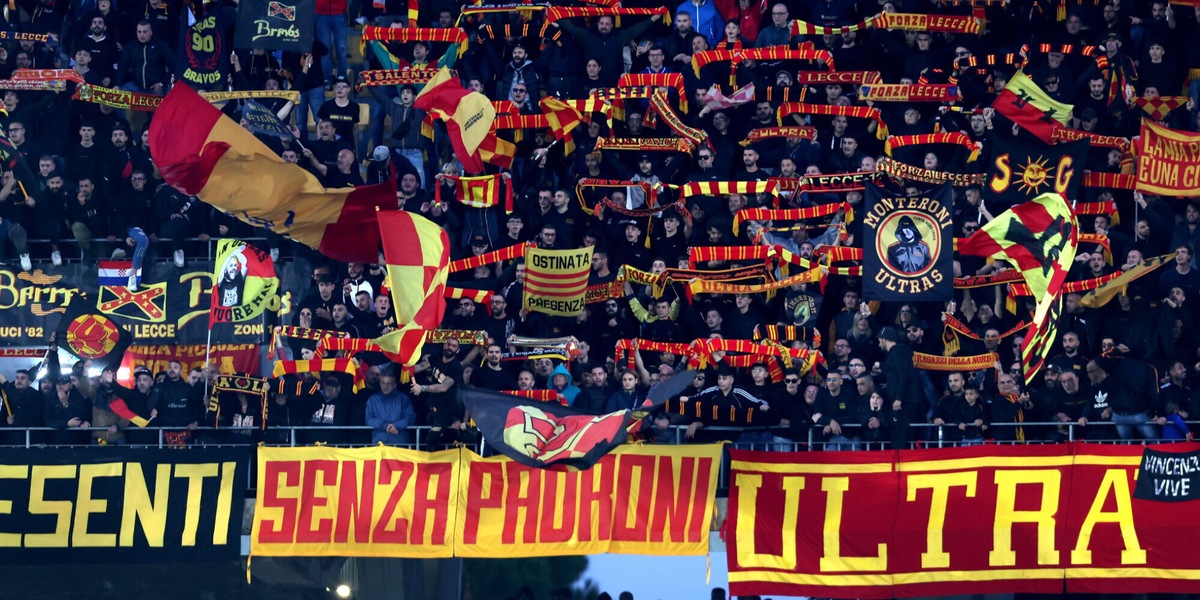 Paura a Lecce, sassi contro il pullman dei tifosi del Bologna: due fermati