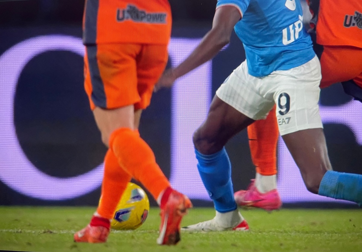 Rigore Napoli-Inter, Acerbi tocca Osimhen in area: l'arbitro non dà il rigore