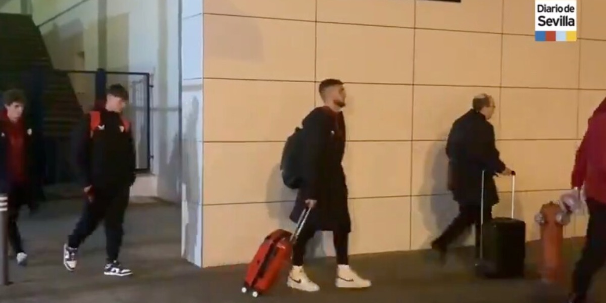 Flop Siviglia, insulti pesanti ai giocatori in aeroporto: “Figli di p…”