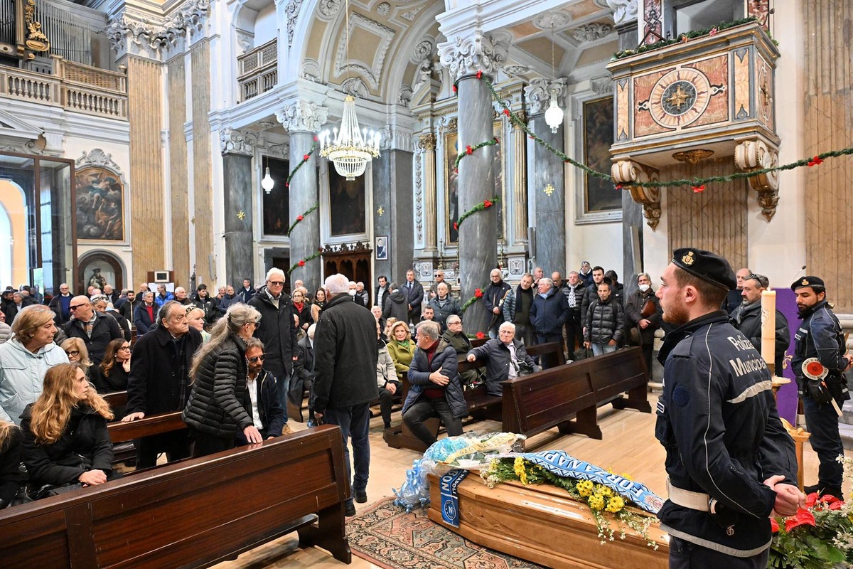 Funerale Juliano: l'ultimo saluto del Napoli, presenti De Laurentiis e Ferlaino