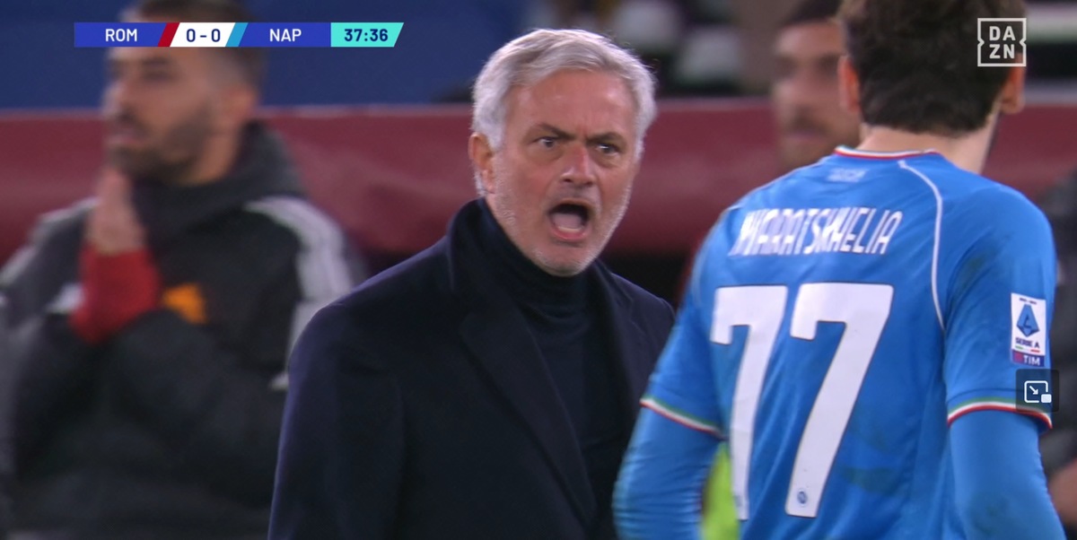 Bufera Roma-Napoli, scintille tra Mourinho e Kvara a bordocampo: "Basta, rispetto"