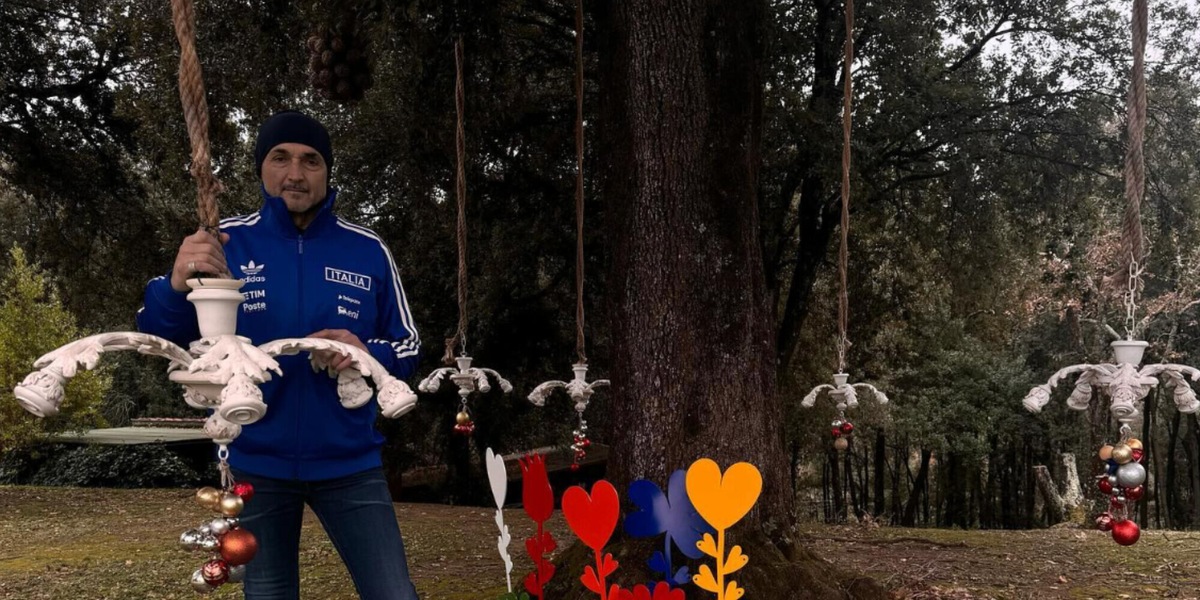 Gli auguri di Spalletti vestito d'azzurro, social scatenati: "Cosa ha in mano?"