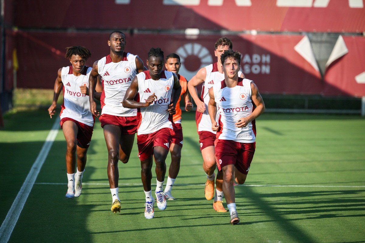 Roma, allenamento a Trigoria: Ghisolfi osserva con attenzione
