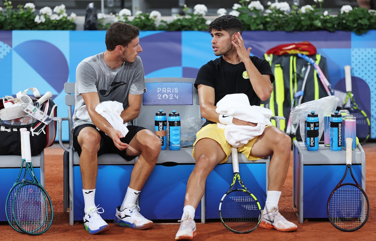 Olimpiadi, Alcaraz già si allena a Parigi: quante risate con Carreno-Busta