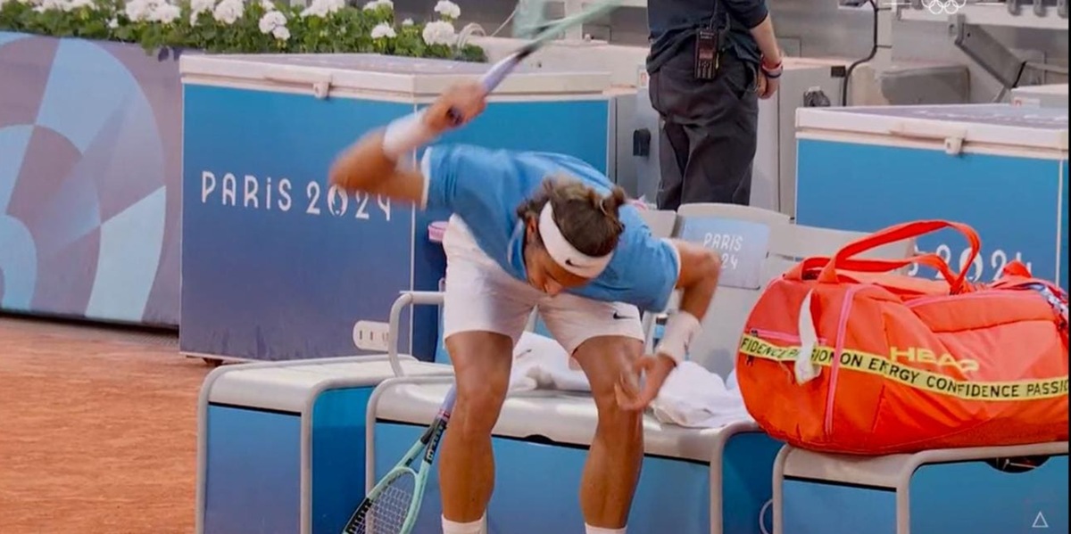 Musetti furioso, il gesto dopo il primo set perso con Djokovic: il pubblico reagisce così