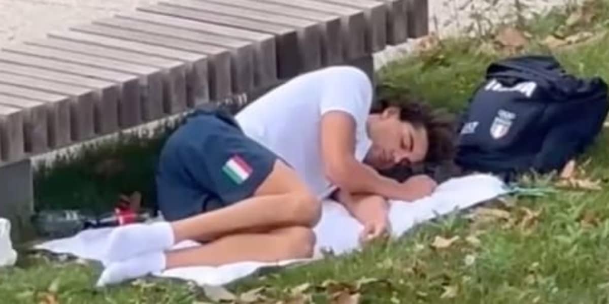 Ceccon crolla e si addormenta per terra a Parigi: il video è virale