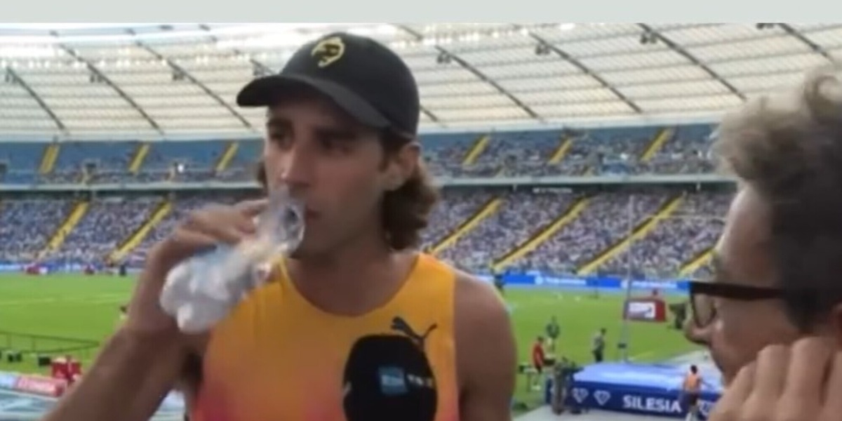 Tamberi e la frecciata in diretta tv: "Aspetta che bevo..."