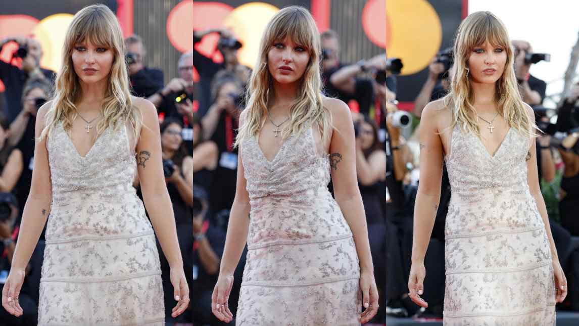 Victoria De Angelis, che look sul red carpet a Venezia