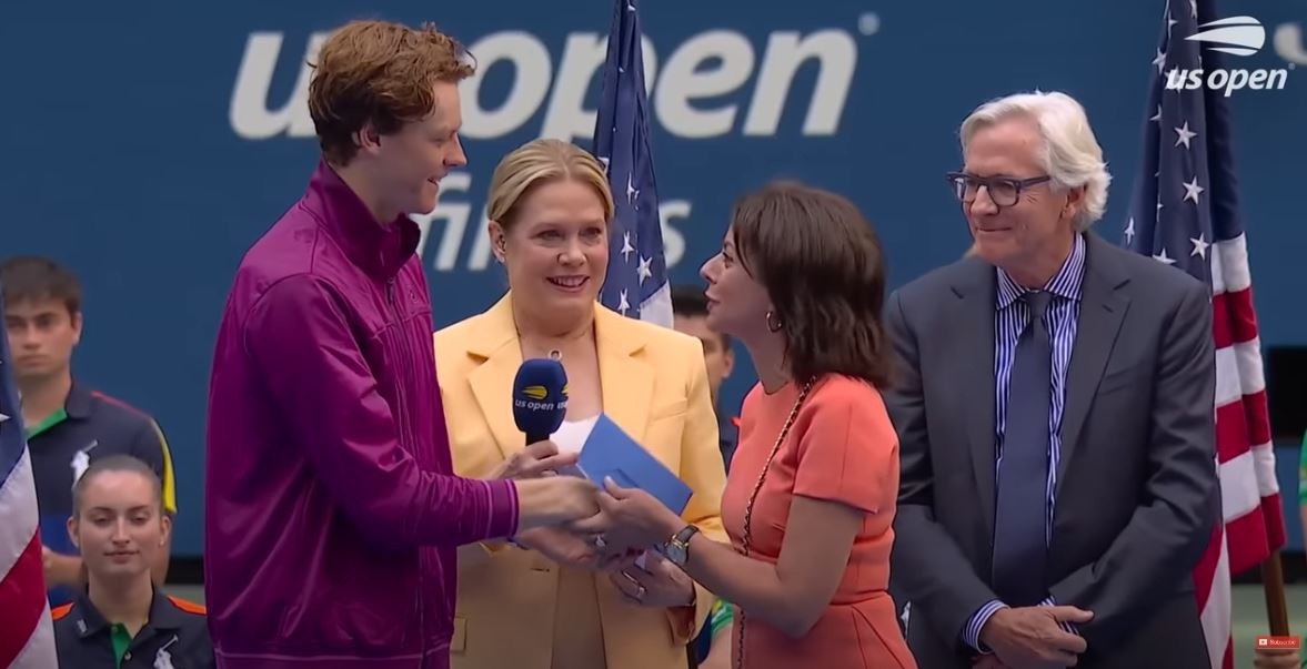 "L'ho fatto solo per te": la frase sussurrata a Sinner durante la premiazione agli Us Open