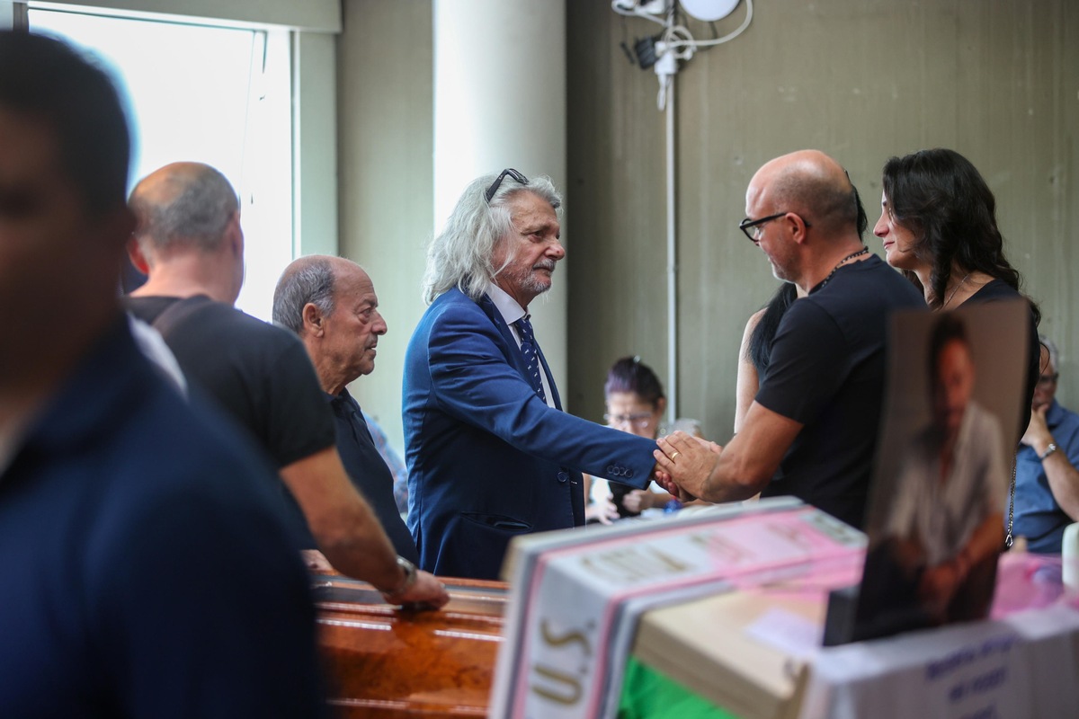 Totò Schillaci, lacrime alla camera ardente allo stadio: tutti i presenti