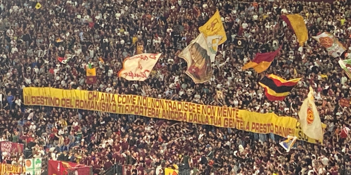 Roma, omaggio da brividi dell'Olimpico per De Rossi: tifosi commossi