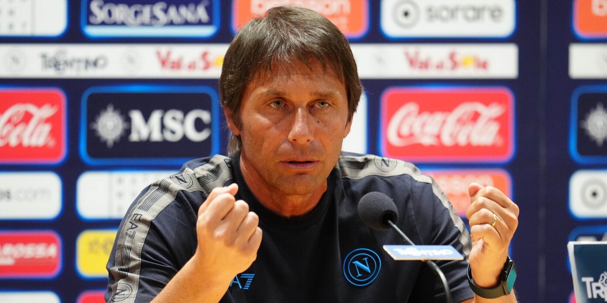 Conte tuona: "Qualche furbo vuole mettere pressione al Napoli". Poi la frase in napoletano. Rivivi la diretta