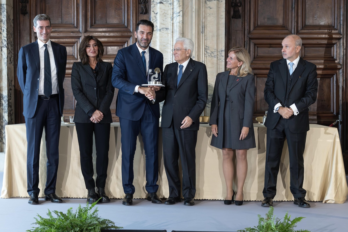 Buffon premiato al Quirinale: insieme a lui la moglie Ilaria D'Amico. Le foto dell'evento