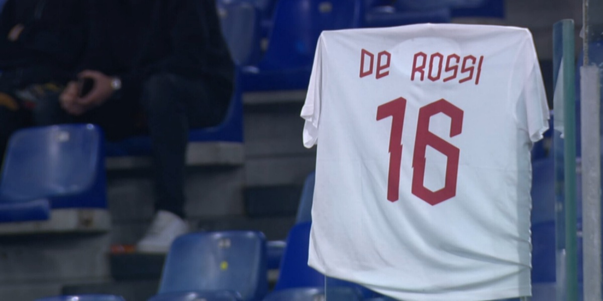 Una maglia di De Rossi accoglie la Roma in campo: dove è stata esposta