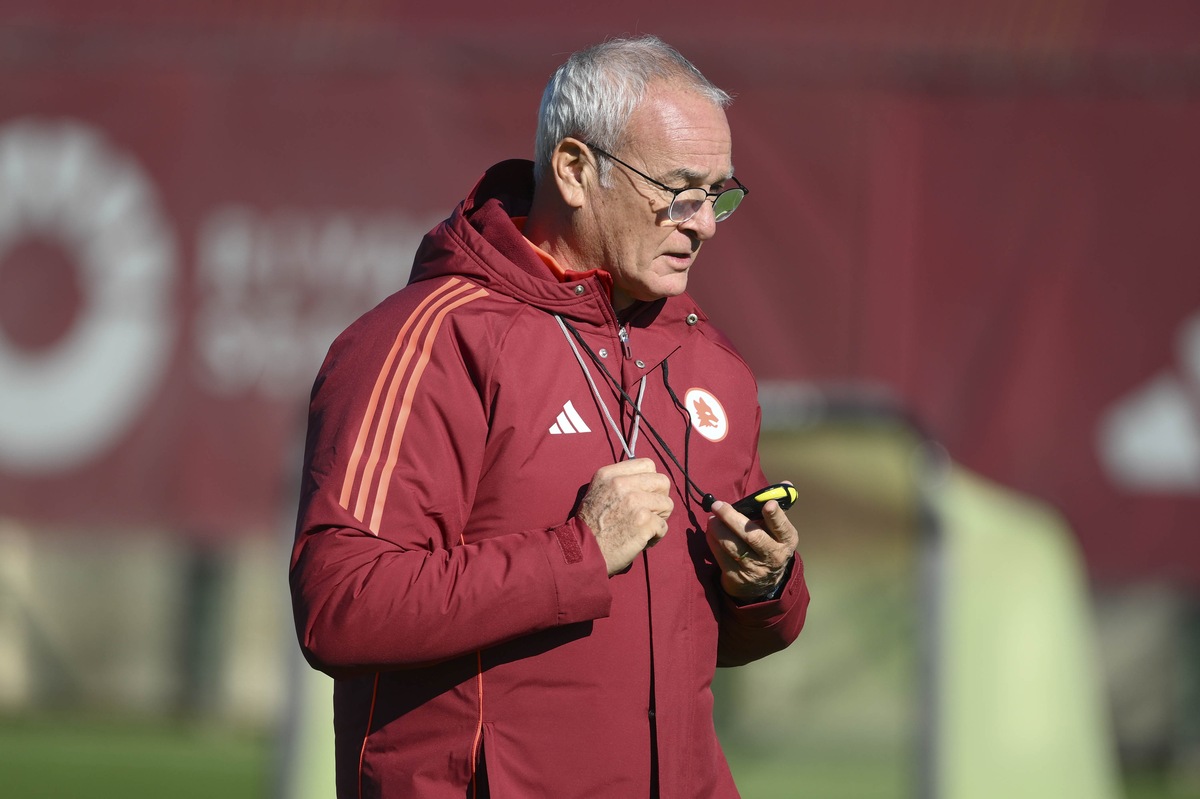 Ranieri in campo con la tuta della Roma: l'allenamento a Trigoria